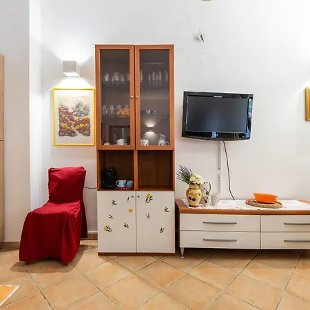 Essentia Fit Domus